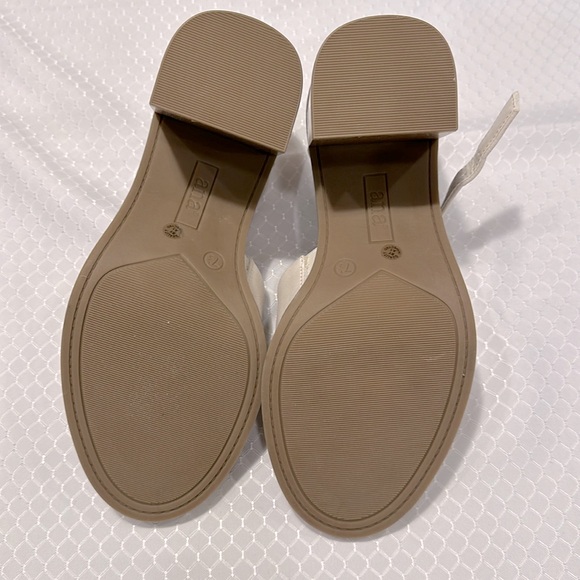 NEW 3 inch block heel sandal, neutral color, adjustable buckle ankle straps, 7.5 - Picture 7 of 8